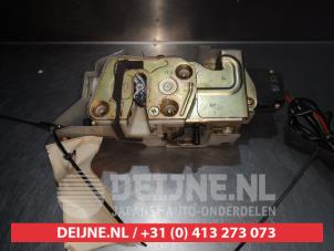 Mazda 323F Deurslot Mechaniek 4Deurs rechts-achter O281318 foto 3
