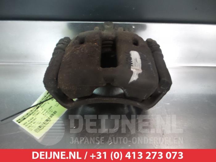 Mitsubishi Colt Remklauw (Tang) links-voor O325243