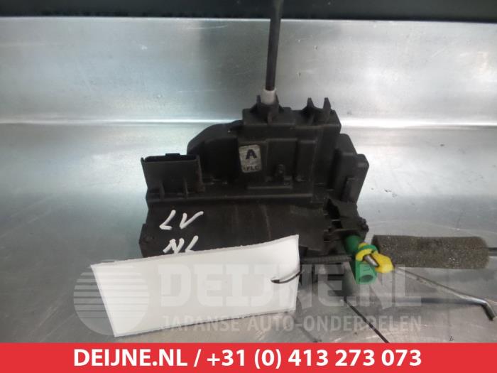 Nissan Navara Deurslot Mechaniek 4Deurs links-voor O279530