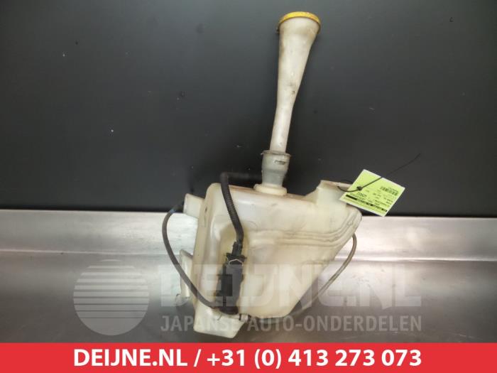 Nissan Primera Ruitensproeiertank voor O246537