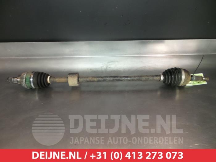 Gebruikte Aandrijfas rechts-voor Daihatsu Materia 1.5 16V Prijs € 45,00 Margeregeling aangeboden door V.Deijne Jap.Auto-onderdelen BV