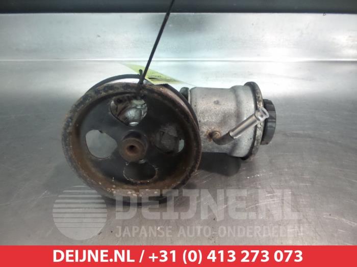 Gebruikte Servopomp Toyota Avensis Wagon (T25/B1E) 2.2 D-4D 16V Prijs € 35,00 Margeregeling aangeboden door V.Deijne Jap.Auto-onderdelen BV