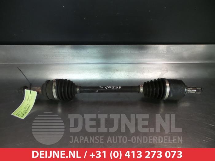 Suzuki Swift Aandrijfas links-voor O318479