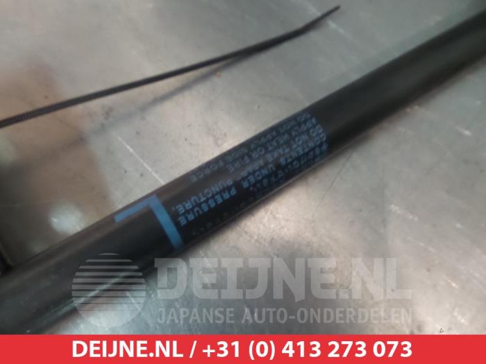 Suzuki Swift Gasdemper links-achter O294364