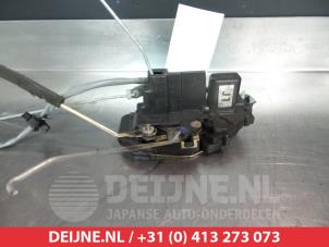 Gebruikte Deurslot Mechaniek 4Deurs rechts-voor Kia Carens II (FJ) 2.0 CRDI 16V Prijs € 50,00 Margeregeling aangeboden door V.Deijne Jap.Auto-onderdelen BV