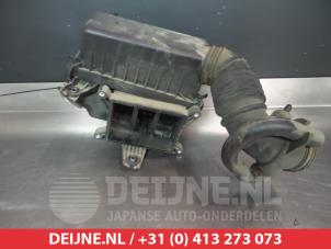 Gebruikte Luchtfilterhuis Kia Rio II (DE) 1.4 16V Prijs € 30,00 Margeregeling aangeboden door V.Deijne Jap.Auto-onderdelen BV