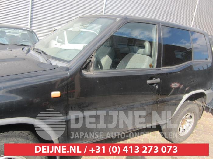 Nissan Terrano Tür 2-türig links O271250