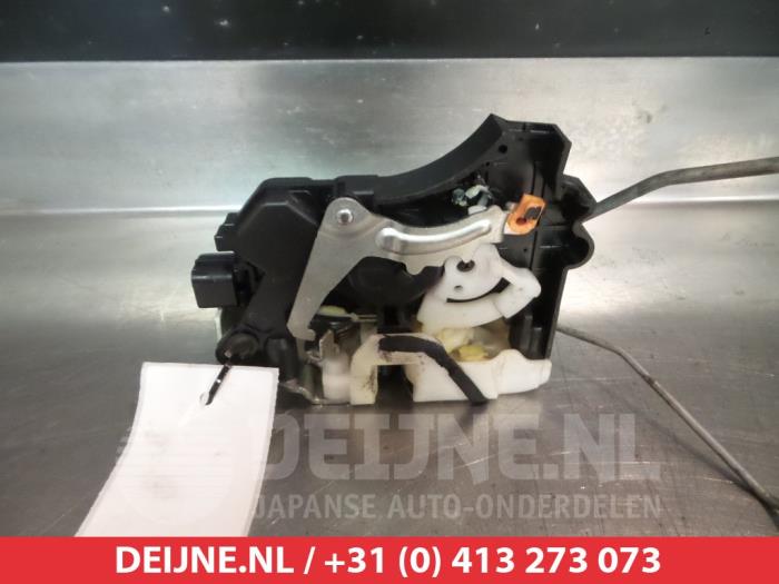 Mitsubishi Lancer Front door lock mechanism 4-door, right O280985