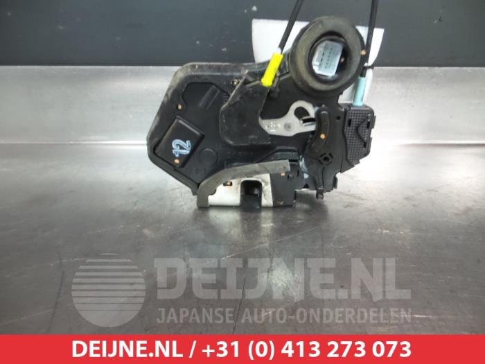 Toyota Hilux Deurslot Mechaniek 4Deurs links-achter O280524