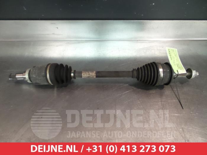 Suzuki Swift Aandrijfas links-voor O318544
