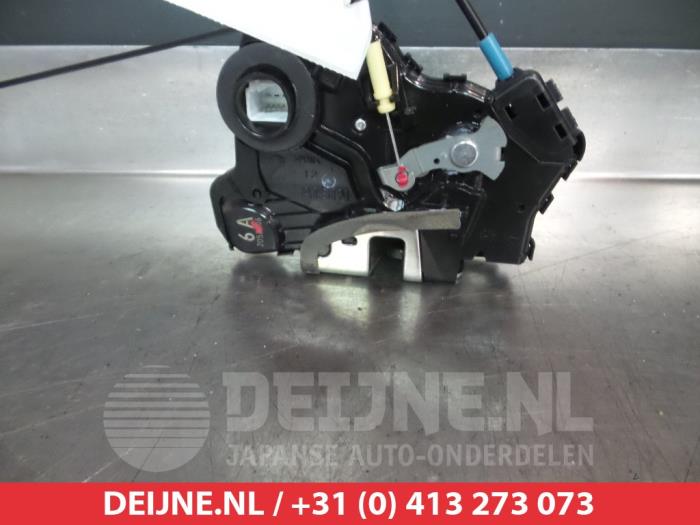 Toyota Prius Plus Deurslot Mechaniek 4Deurs links-voor O279891