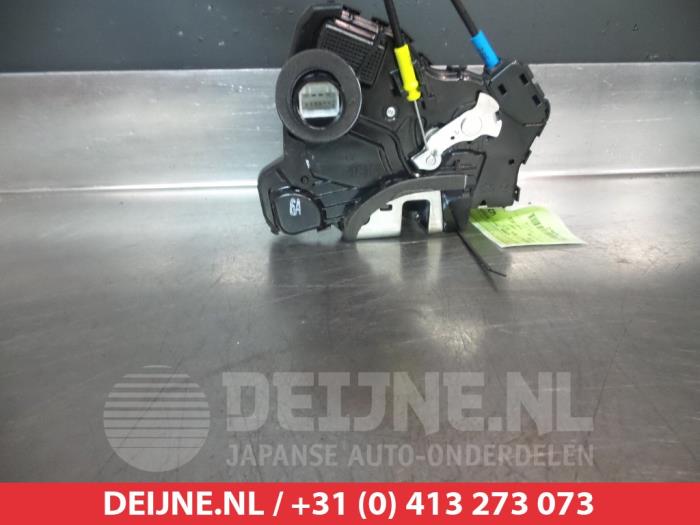 Toyota Avensis Deurslot Mechaniek 4Deurs links-voor O279902