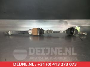 Gebruikte Aandrijfas rechts-voor Nissan Note (E12) 1.5 dCi 90 Prijs € 50,00 Margeregeling aangeboden door V.Deijne Jap.Auto-onderdelen BV