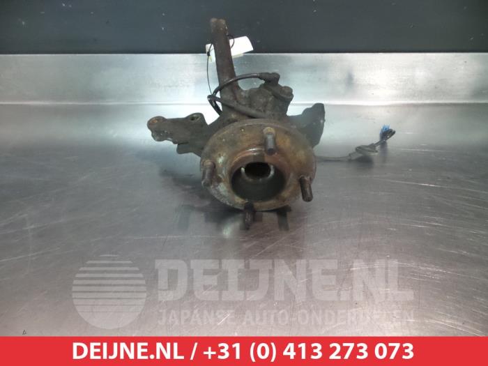 Nissan Almera Fusee links-voor O322484