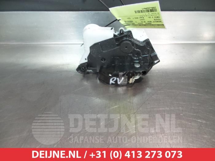Toyota Yaris Front door lock mechanism 4-door, right O281274