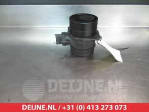 Gebruikte Luchthoeveelheidsmeter Ssang Yong Kyron 2.0 M 200 Xdi 16V 4x2 Prijs € 25,00 Margeregeling aangeboden door V.Deijne Jap.Auto-onderdelen BV