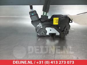 Kia Soul Front door lock mechanism 4-door, right O280884 photo 2