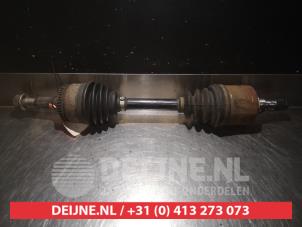 Gebruikte Steekas links-voor Nissan Almera Tino (V10M) 2.2 Di 16V HP Prijs € 40,00 Margeregeling aangeboden door V.Deijne Jap.Auto-onderdelen BV