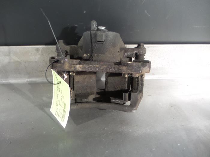 Nissan Almera Tino Remklauw (Tang) rechts-voor O326140