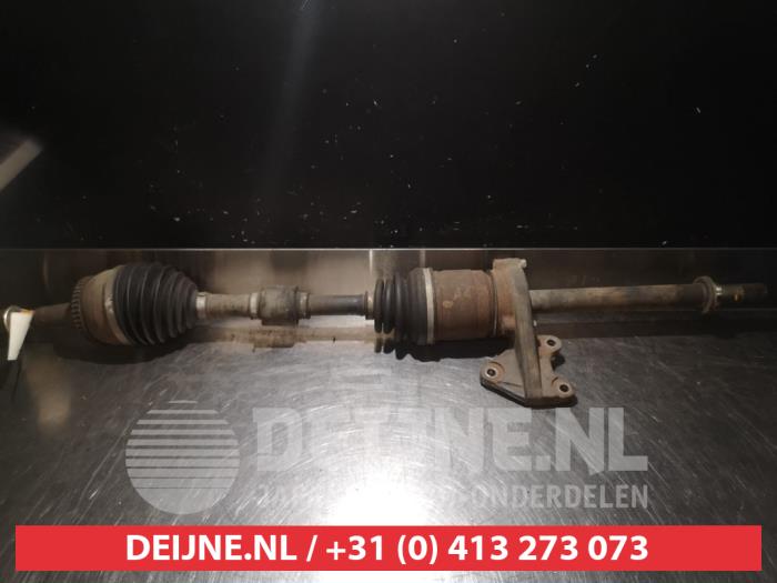 Gebruikte Aandrijfas rechts-voor Nissan Almera Tino (V10M) 2.0 16V CVT Prijs € 40,00 Margeregeling aangeboden door V.Deijne Jap.Auto-onderdelen BV
