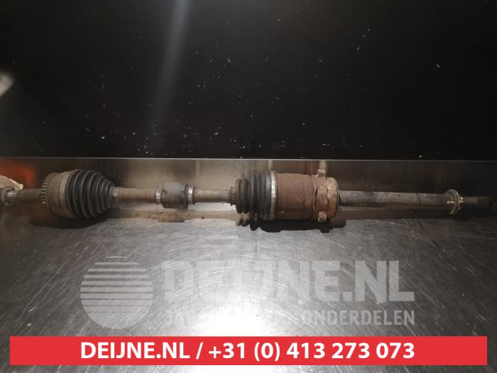Gebruikte Aandrijfas rechts-voor Nissan Almera Tino (V10M) 2.0 16V CVT Prijs € 40,00 Margeregeling aangeboden door V.Deijne Jap.Auto-onderdelen BV