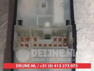 Nissan Almera Tino Combischakelaar ramen O311666 foto 4