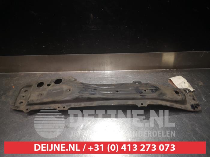 Motorbalk van een Toyota Corolla Verso (E12) 2.0 D-4D 16V 90 2003