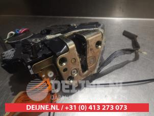 Toyota Corolla Verso Deurslot Mechaniek 4Deurs rechts-achter O281840 foto 3