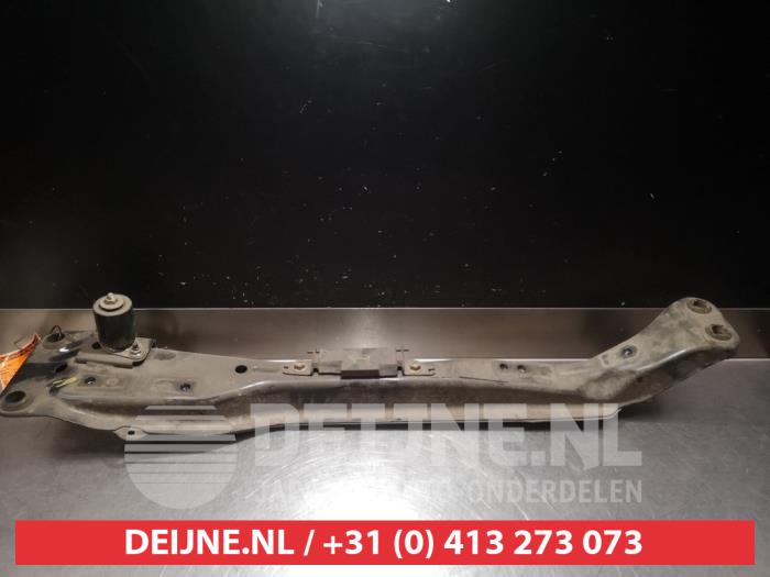Gebruikte Drager vooras Nissan Almera Tino (V10M) 2.0 16V CVT Prijs € 50,00 Margeregeling aangeboden door V.Deijne Jap.Auto-onderdelen BV