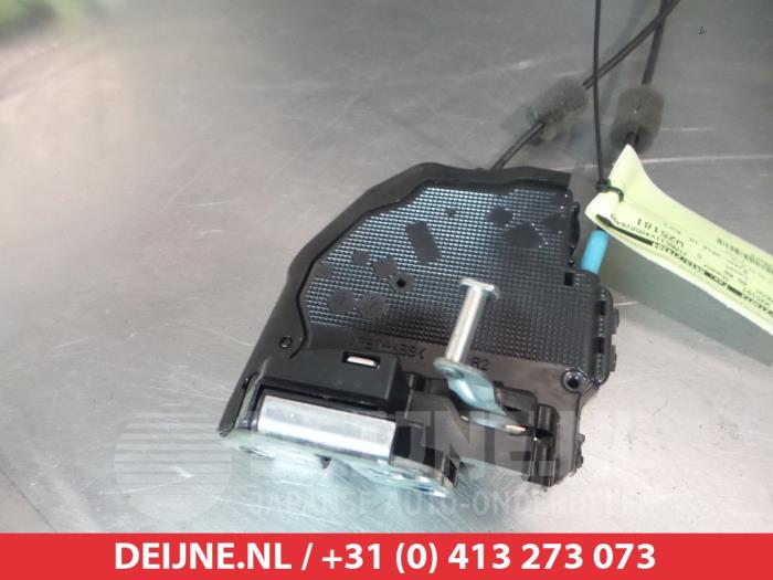 Toyota Rav-4 Türschlossmechanik 4-türig rechts hinten O281849