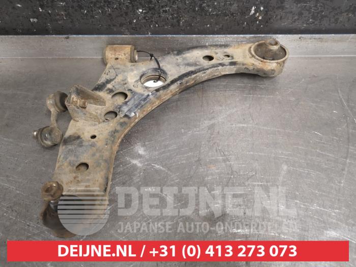 Subaru Justy Draagarm onder links-voor O381272