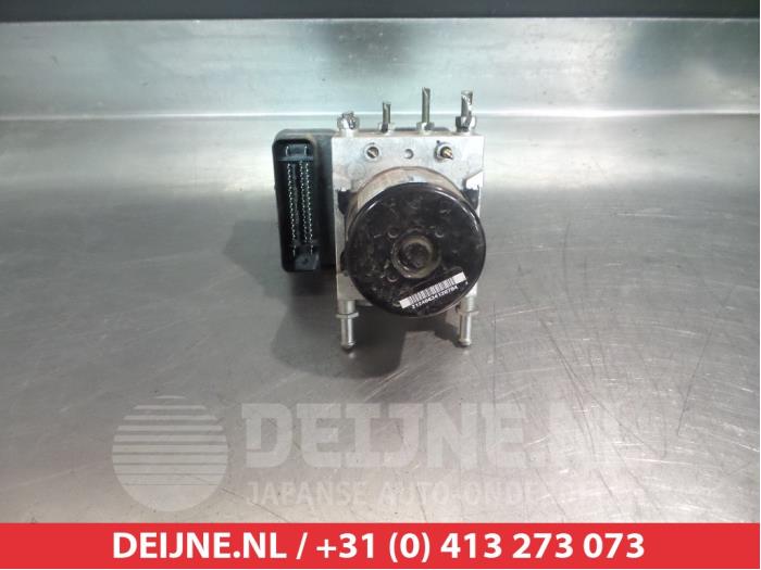 ABS Pomp van een Mitsubishi Outlander (CW) 2.2 DI-D 16V Clear Tec 4x4 2011