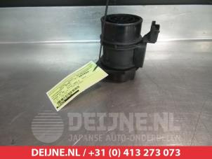 Gebruikte Luchthoeveelheidsmeter Mitsubishi Space Star (DG) 1.9 DI-D Prijs € 25,00 Margeregeling aangeboden door V.Deijne Jap.Auto-onderdelen BV