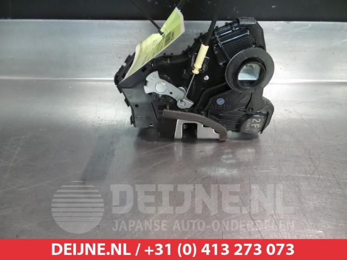 Toyota IQ Door lock mechanism 2-door, right O279315