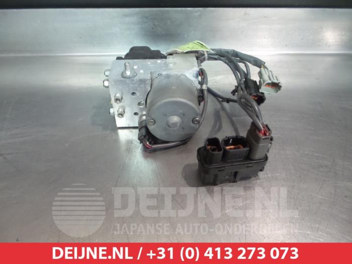 ABS Pomp van een Nissan 350 Z (Z33) 3.5 V6 24V 2006