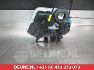 Toyota Avensis Rear door lock mechanism 4-door, left O280573 photo 2