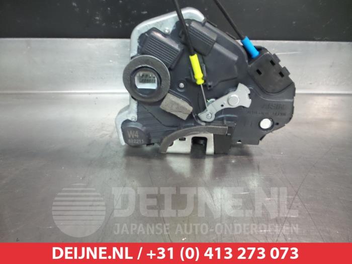 Toyota Avensis Deurslot Mechaniek 4Deurs links-voor O279900