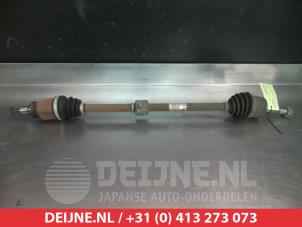 Gebruikte Aandrijfas rechts-voor Mitsubishi Colt (Z2/Z3) 1.5 16V Prijs € 35,00 Margeregeling aangeboden door V.Deijne Jap.Auto-onderdelen BV