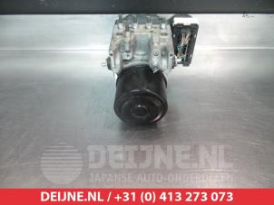 Lexus IS ABS pump O337972 photo 2