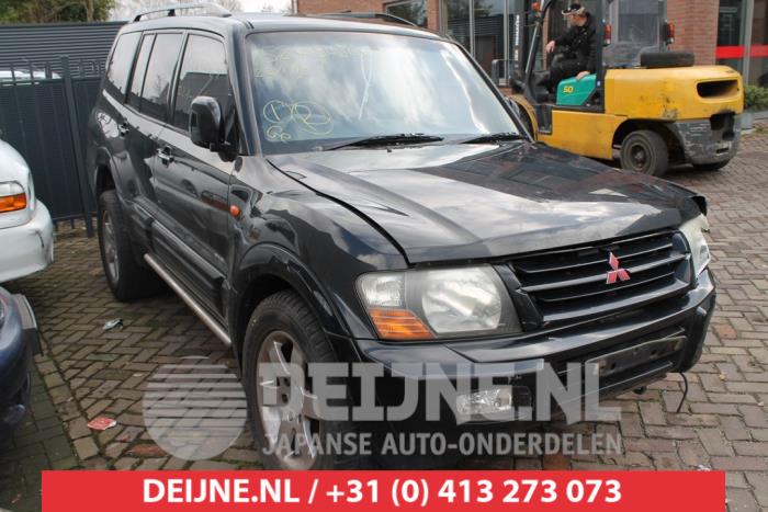 Mitsubishi Pajero Front door 4-door, right O273473