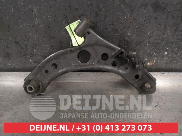 Subaru Justy Draagarm onder rechts-voor O382275