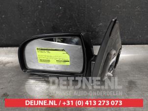 Gebruikte Spiegel Buiten links Kia Carens II (FJ) 2.0 CRDI 16V Prijs € 35,00 Margeregeling aangeboden door V.Deijne Jap.Auto-onderdelen BV