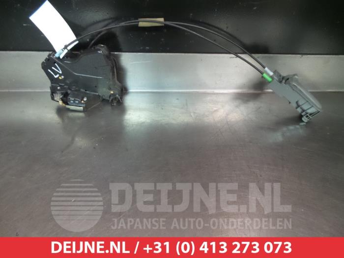 Toyota Hilux Deurslot Mechaniek 4Deurs links-voor O279851