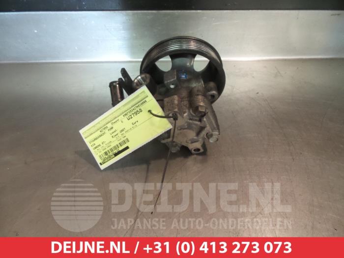 Stuurbekrachtiging Pomp van een Kia Carens III (FG) 2.0 CRDI VGT 16V 2007