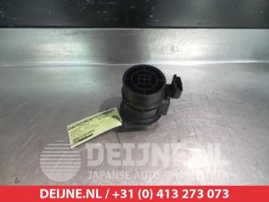 Gebruikte Luchthoeveelheidsmeter Mitsubishi Space Star (DG) 1.9 DI-D Prijs € 25,00 Margeregeling aangeboden door V.Deijne Jap.Auto-onderdelen BV
