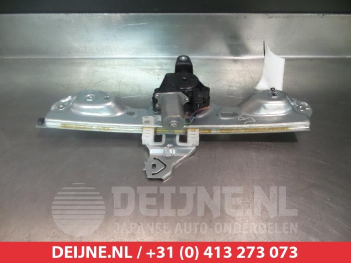 Nissan Pulsar Ruitmechaniek 4Deurs links-achter O290457