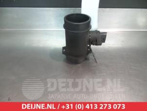 Gebruikte Luchthoeveelheidsmeter Kia Carens II (FJ) 1.8i 16V Prijs € 35,00 Margeregeling aangeboden door V.Deijne Jap.Auto-onderdelen BV