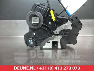Toyota Auris Deurslot Mechaniek 4Deurs links-voor O279914 foto 2