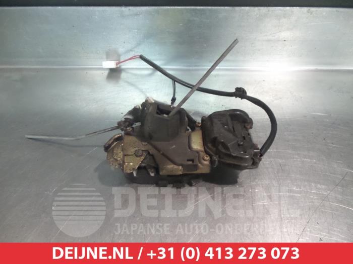 Mazda 323F Deurslot Mechaniek 4Deurs rechts-achter O281321