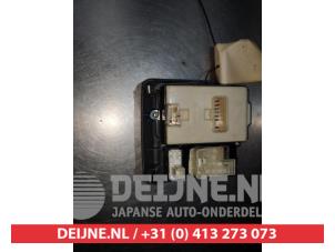 Daihatsu Cuore Elektrisch Raam Schakelaar O311339 foto 2